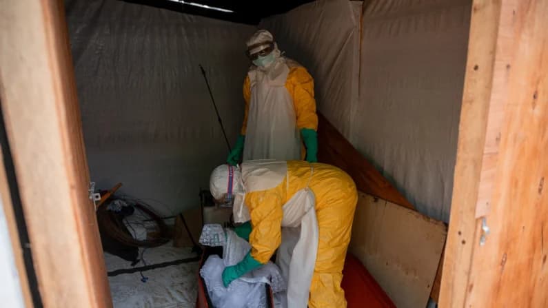Reportan las primeras muertes por ébola en un campamento de desplazados en el Congo