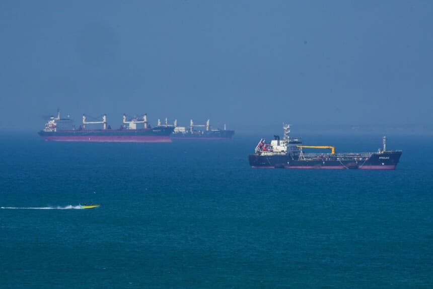 Un petrolero navegando por el mar en la isla de Qeshm, Irán, en el estrecho de Ormuz, el 28 de abril de 2026. (Asghar Besharati/Getty Images).