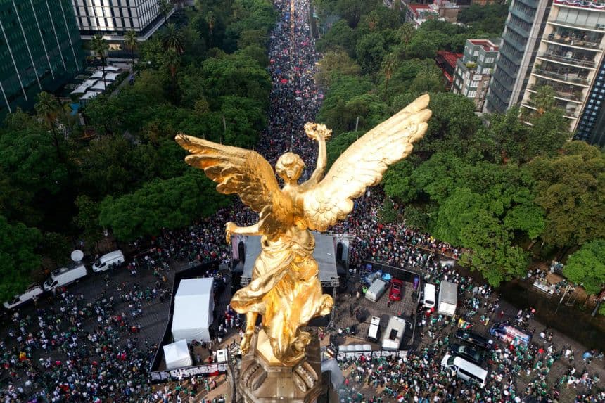 Fotografía aérea que muestra aficionados de la selección de México celebrando el triunfo ante Sudáfrica en el juego inaugural de la Copa Mundial de la FIFA 2026, en el monumento Ángel de la Independencia de Ciudad de México, México. EFE/Tomás Pérez