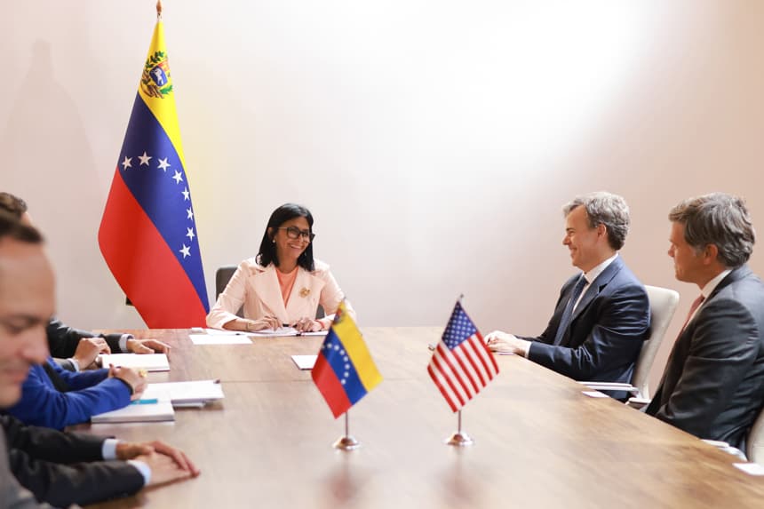 Fotografía cedida por el Palacio de Miraflores que muestra a la presidenta encargada de Venezuela, Delcy Rodríguez (c), hablando con el encargado de negocios de la Embajada de los Estados Unidos, John Barrett (2-d), durante una reunión este viernes, en Caracas (Venezuela). Rodríguez se reunió con funcionarios de Estados Unidos, así como con Barrett para evaluar la agenda energética bilateral, informó el canal estatal Venezolana de Televisión VTV. (EFE/ Palacio de Miraflores)