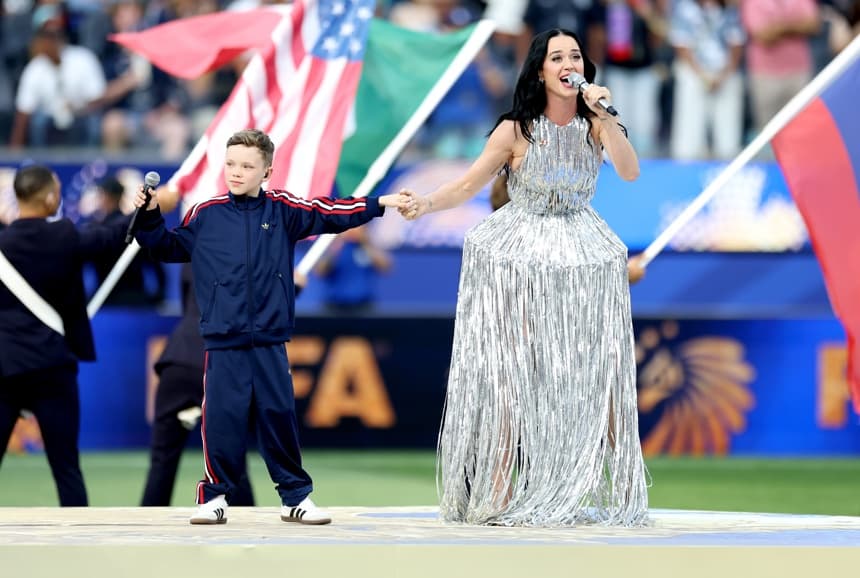 La cantante estadounidense Katy Perry y el cantante noruego Tius Luka (i) actúan durante el espectáculo previo al partido de fase de grupos de la Copa Mundial de la FIFA 2026 entre Estados Unidos y Paraguay, en Los Ángeles, California, Estados Unidos, el 12 de junio de 2026. (EFE/EPA/CHRIS TORRES)