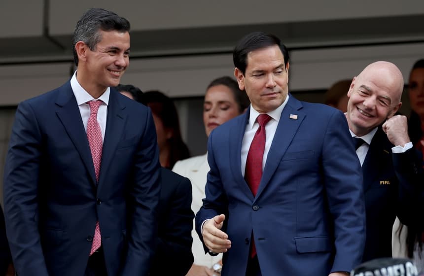 (De izquierda a derecha) El presidente de Paraguay, Santiago Peña, el secretario de Estado de Estados Unidos, Marco Rubio, y el presidente de la FIFA, Gianni Infantino, antes del partido de la fase de grupos de la Copa Mundial de la FIFA 2026 entre Estados Unidos y Paraguay, en Los Ángeles, California, Estados Unidos, el 12 de junio de 2026. (EFE/EPA/CHRIS TORRES)