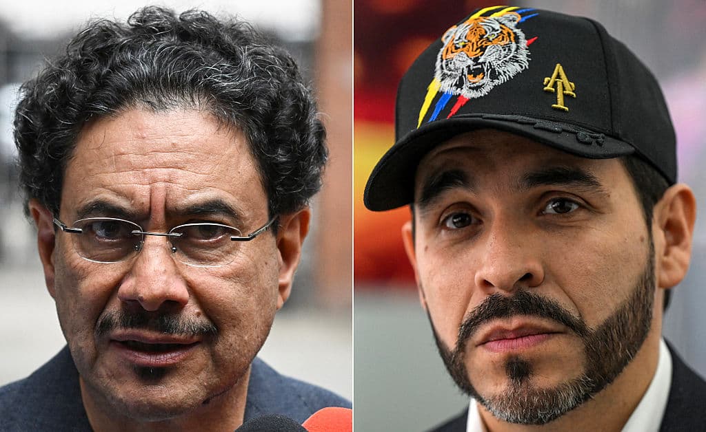 El senador Iván Cepeda habla con la prensa al término del juicio del expresidente colombiano Álvaro Uribe en Bogotá el 10 de febrero de 2025, y el candidato presidencial Abelardo de la Espriella, del movimiento político Defensores de la Patria, observa durante una entrevista con AFP en Bogotá el 11 de febrero de 2026. Las elecciones presidenciales de Colombia parecían encaminarse a una segunda vuelta entre el izquierdista Iván Cepeda y el ultraderechista Abelardo de la Espriella el 31 de mayo. (Luis ACOSTA y Raúl ARBOLEDA / AFP vía Getty Images)