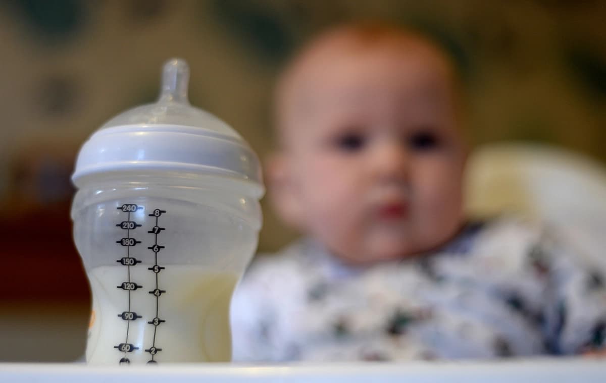 La UKHSA informó de que, junto con otras agencias asociadas, había recibido 36 informes clínicos de niños que presentaban síntomas compatibles con una intoxicación por toxinas relacionada con recientes retiradas de leche de fórmula para bebés. (PA)