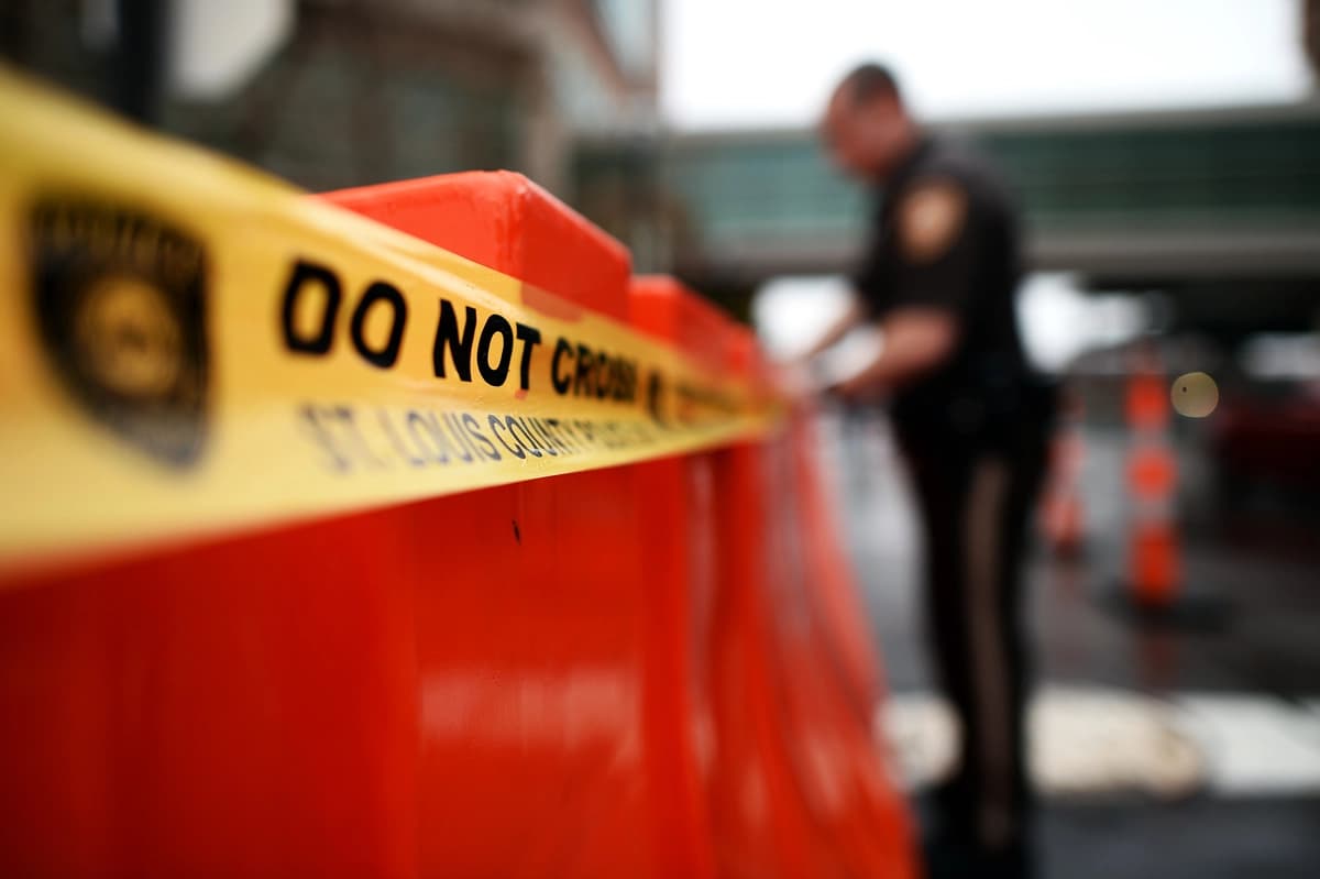 Un agente de policía coloca cinta de prohibición de paso en las barricadas en una fotografía de archivo. (Jewel Samad/AFP vía Getty Images)