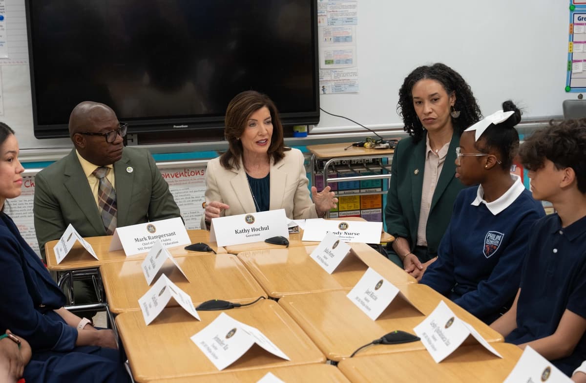 La gobernadora Kathy Hochul y la concejala Sandy Nurse debaten sobre la prohibición de los teléfonos celulares en las escuelas de K-12 del estado de Nueva York en una mesa redonda con estudiantes de la J.H.S. 383 Philippa Schuyler, en el distrito de Brooklyn de la ciudad de Nueva York, el 1 de junio de 2026. (Cortesía de la Oficina del gobernador de Nueva York)