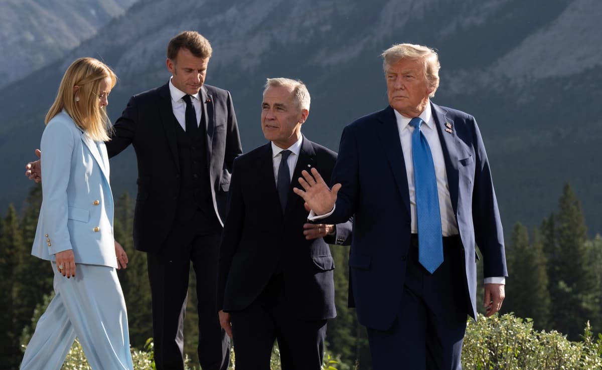 El primer ministro canadiense, Mark Carney (segundo por la derecha), el presidente de EE. UU., Donald Trump (derecha), la primera ministra italiana, Giorgia Meloni (izquierda), y el presidente francés, Emmanuel Macron, abandonan el escenario tras una foto de grupo en la Cumbre del G7 en Kananaskis, Canadá, el 16 de junio de 2025. Adrian Wyld /The Canadian Press