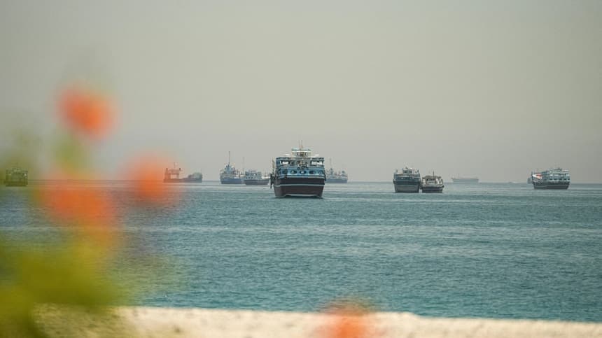 Buques fondeados en el estrecho de Ormuz, vistos desde Musandam, Omán, el 25 de mayo de 2026. (Stringer/Reuters)