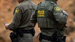 Agentes federales desmantelan una casa de acogida para migrantes ilegales en Texas