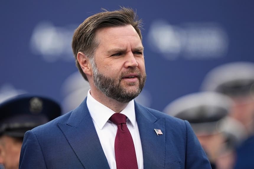 El vicepresidente JD Vance llega para pronunciar un discurso en la ceremonia de graduación de la Academia de la Fuerza Aérea de EE. UU., en Colorado Springs, Colorado, el 28 de mayo de 2026. (Matt Rourke-Pool/Getty Images)