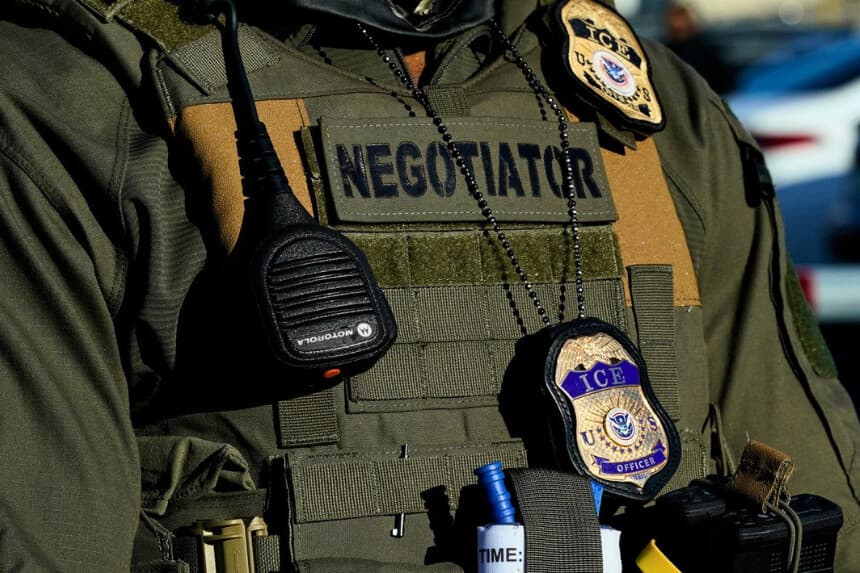 Agentes del Servicio de Inmigración y Control de Aduanas. (Timothy A. Clary/AFP a través de Getty Images).