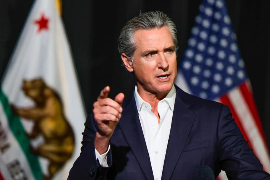 El gobernador de California, Gavin Newsom, habla con los periodistas en Stockton, California, el 22 de octubre de 2025. (Justin Sullivan/Getty Images).