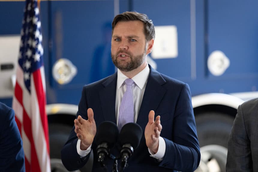 El vicepresidente JD Vance habla con la prensa tras recorrer el Centro Federal Conjunto de Operaciones en el edificio Wilshire Federal el 20 de junio de 2025 en Los Ángeles, California. Su visita ocurrió tras redadas migratorias federales que desataron protestas. (Scott Olson/Getty Images).