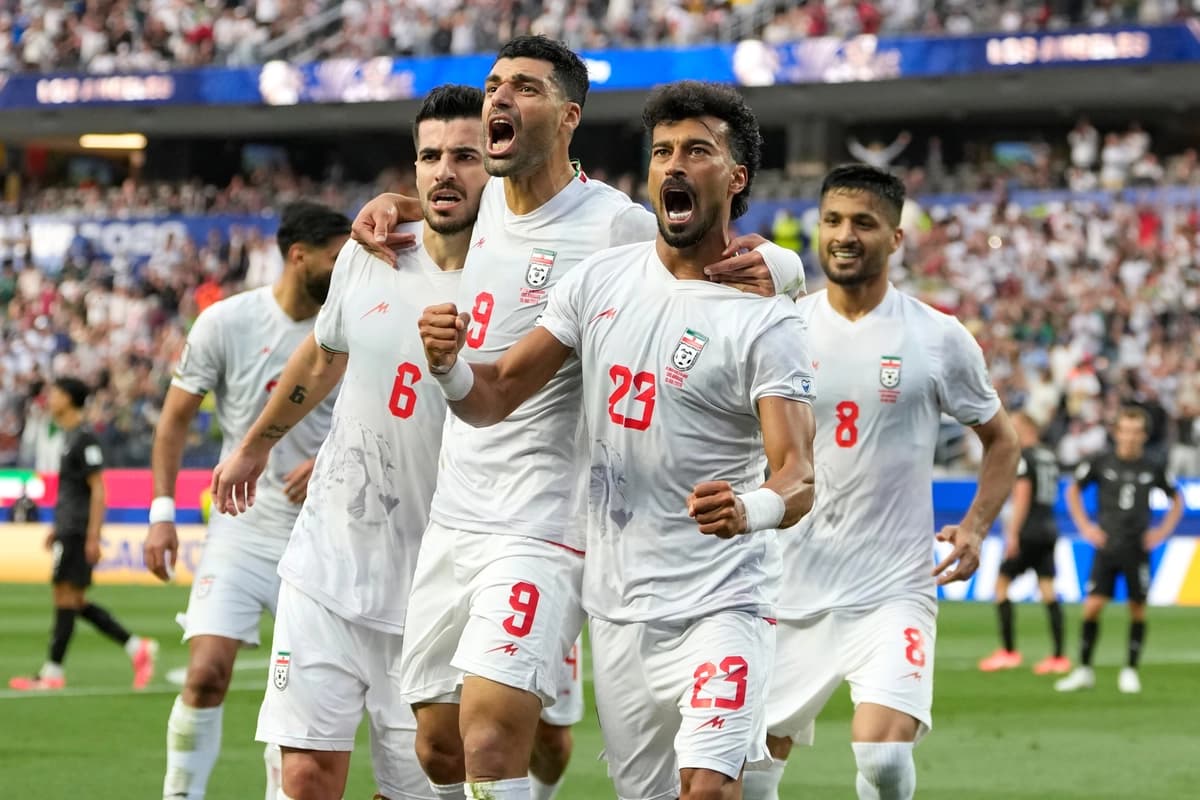 Ramin Rezaeian (23), de Irán, celebra con sus compañeros tras anotar un gol durante el partido del Grupo G del Mundial entre Irán y Nueva Zelanda en Inglewood, California, cerca de Los Ángeles, el 15 de junio de 2026. (Andre Penner/AP Photo)