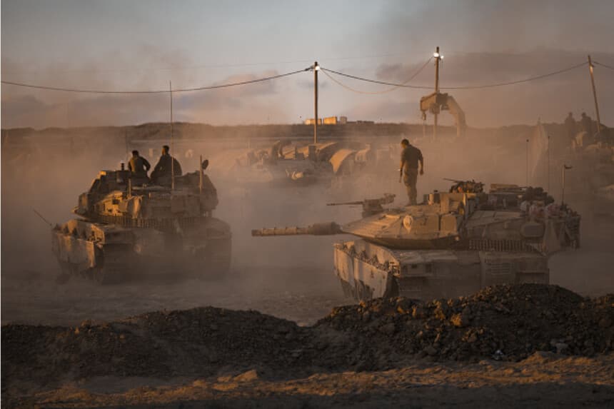 Soldados de las FDI preparan tanques cerca de la frontera norte de la Franja de Gaza, Israel, el 18 de agosto de 2025. Israel mantuvo ataques en Gaza mientras Hamás recibió una reciente propuesta de alto el fuego y liberación de rehenes. (Elke Scholiers/Getty Images).