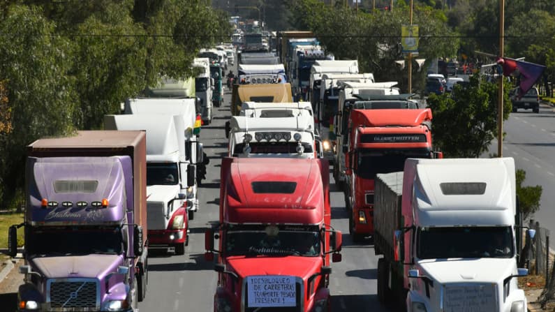 Camioneros paraguayos piden ayuda tras 44 días atrapados entre Perú y Bolivia