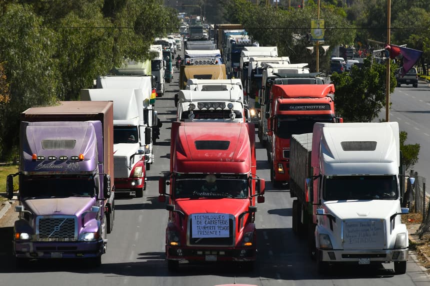 Camioneros paraguayos piden ayuda tras 44 días atrapados entre Perú y Bolivia