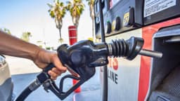Los precios de la gasolina en EE. UU. bajan de los 4 dólares por galón por primera vez desde abril