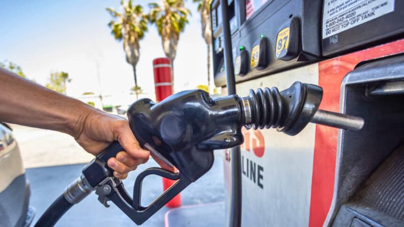 Los precios de la gasolina en EE. UU. bajan de los 4 dólares por galón por primera vez desde abril