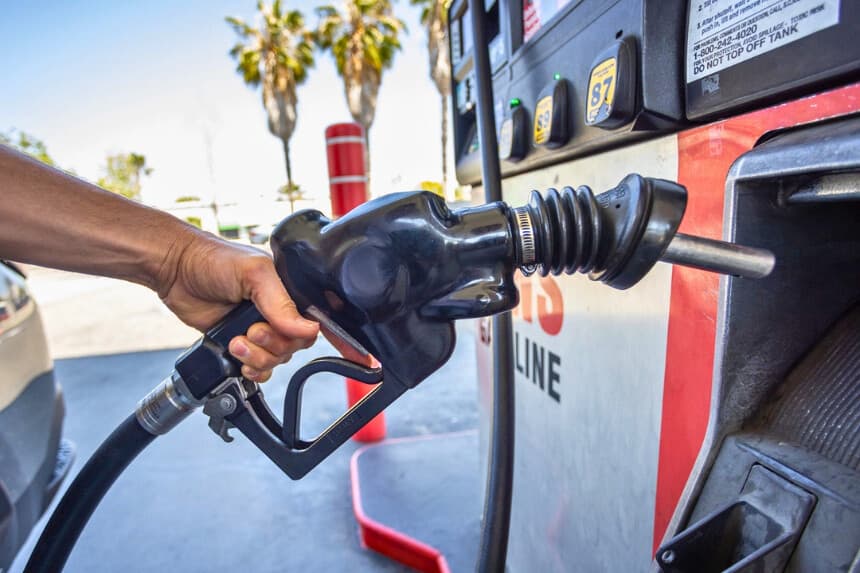 Un cliente de gas en Los Ángeles, el 7 de mayo de 2026. (John Fredricks/The Epoch Times).