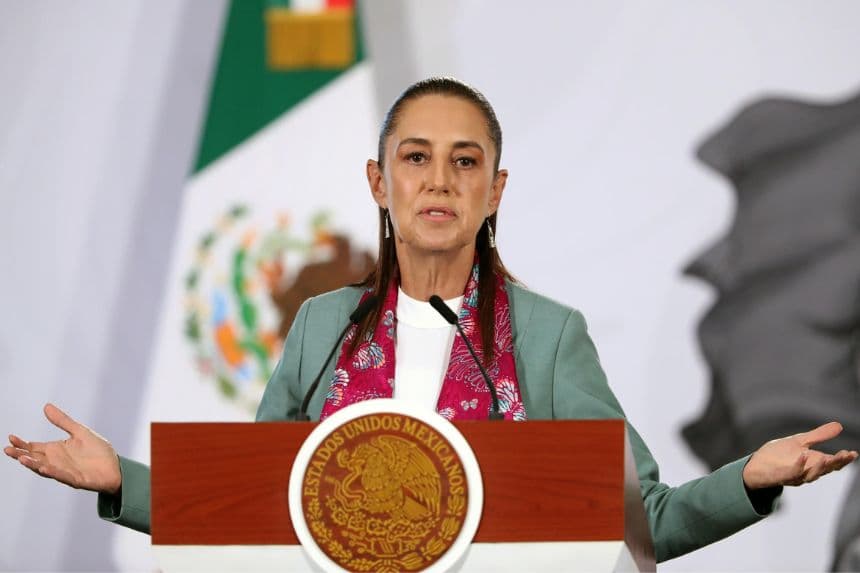 La presidenta de México, Claudia Sheinbaum, habla durante una rueda de prensa este martes, en el Palacio Nacional de Ciudad de México, México. (EFE/Mario Guzmán)