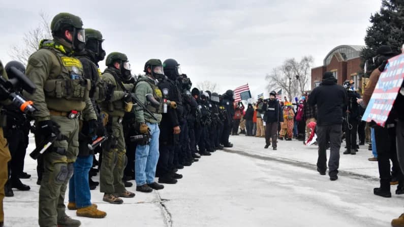 Acusan a 15 vinculados a Antifa por obstruir violentamente con las operaciones del ICE en Minnesota
