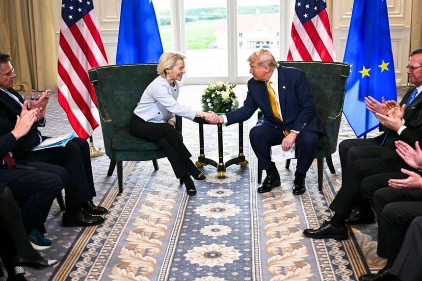 El presidente de Estados Unidos, Donald Trump, estrecha la mano de la presidenta de la Comisión Europea, Ursula von der Leyen, tras llegar a un acuerdo comercial entre las dos economías, durante su reunión en Turnberry, Escocia, el 27 de julio de 2025. (Brendan Smialowski/AFP vía Getty Images)