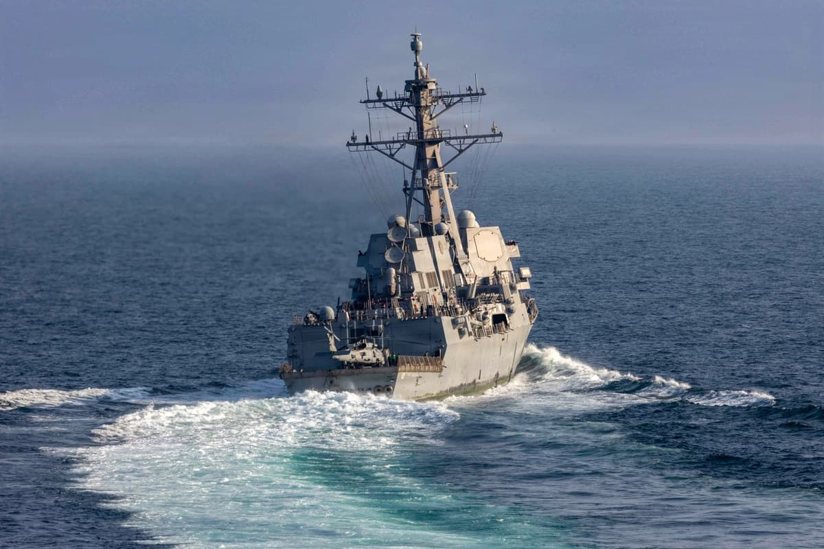 El destructor de misiles guiados USS Frank E. Petersen Jr. navega por el Mar Arábigo durante la Operación Epic Fury el 18 de marzo de 2026. (U.S. Navy)