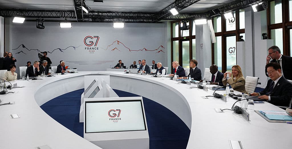La primera ministra de Japón, Sanae Takaichi (izquierda), el primer ministro británico, Keir Starmer (segundo por la izquierda), el presidente del Consejo Europeo, Antonio Costa (cuarto por la izquierda) y (desde la izquierda, lado derecho) el canciller alemán Friedrich Merz, el primer ministro de la India Narendra Modi, el presidente de EE. UU. Donald Trump, el presidente de Francia Emmanuel Macron, el presidente de Kenia William Ruto, la primera ministra de Italia Giorgia Meloni y el presidente de Corea del Sur Lee Jae Myung asisten a una sesión de trabajo con los líderes del G7 y socios externos sobre alianzas de inversión internacional. (Foto de Isabel Infantes / POOL / AFP vía Getty Images)