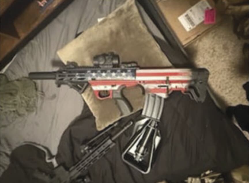 Presuntamente, Tycen Proper adquirió un rifle tipo AR y un rifle bullpup pintados con la bandera estadounidense. (Departamento de Justicia).