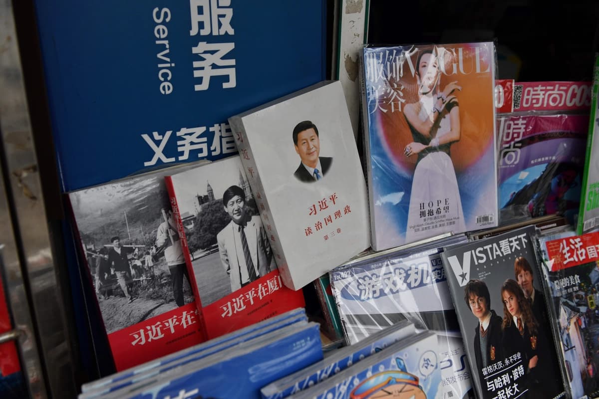Libros sobre el líder chino Xi Jinping a la venta en un quiosco de Beijing el 19 de agosto de 2020. (Greg Baker/AFP vía Getty Images).