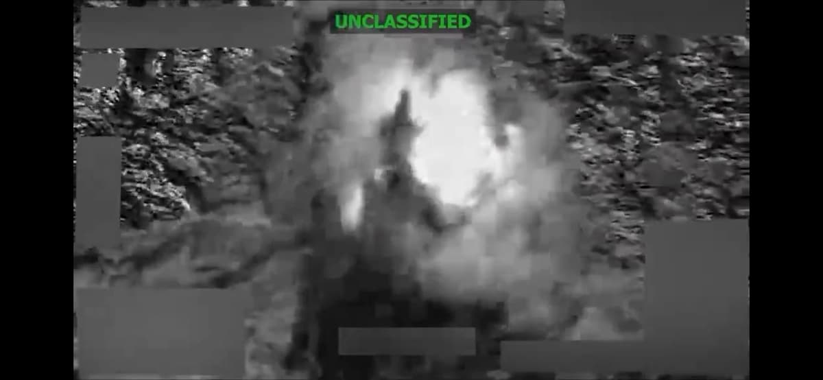 Imagen tomada de un video del ataque letal contra una embarcación el 16 de junio de 2026, que, según el Comando Sur de EE. UU., era operada por una organización designada como terrorista. (Comando Sur de EE. UU.)