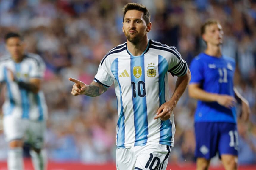Lionel Messi, de Argentina, celebra tras marcar el segundo gol de su equipo durante el partido amistoso internacional entre Argentina e Islandia en el estadio Jordan-Hare el 9 de junio de 2026 en Auburn, Alabama. (Todd Kirkland/Getty Images).
