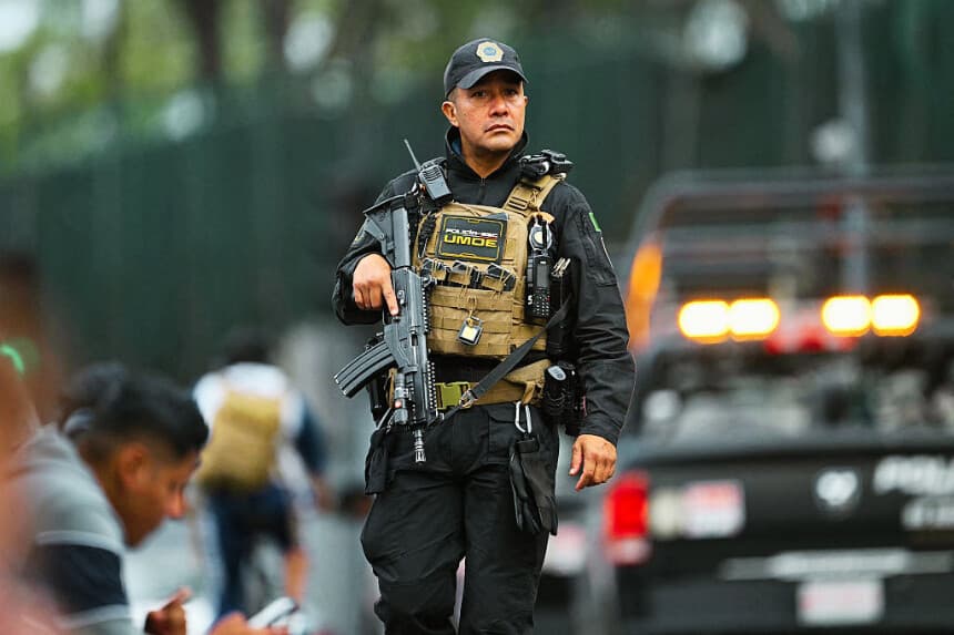 Un agente de la policía de operaciones especiales de México, el 16 de junio de 2026. (Yuri CORTEZ / AFP vía Getty Images)