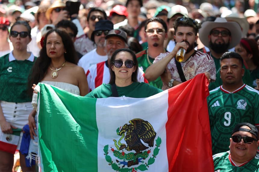 Aficionados de México reaccionan durante el partido entre México y Sudáfrica en el FanFest en San José Square, California, EE.UU. (EFE/ Miguel Gutiérrez)