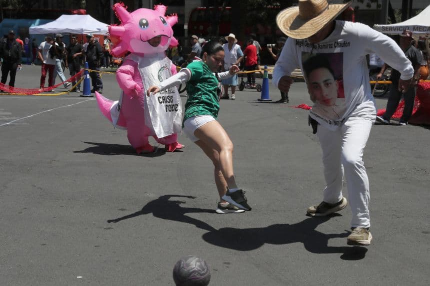 Familiares de personas desaparecidas juegan fútbol durante una manifestación este domingo 14 de junio, en Ciudad de México. (EFE/Mario Guzmán)
