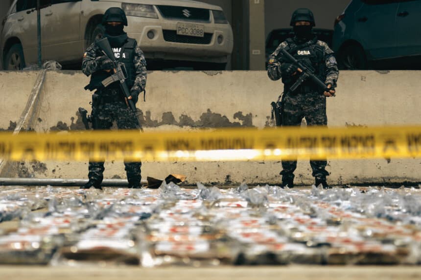 Ecuador incauta dos toneladas de droga en operativo con apoyo de EE. UU.