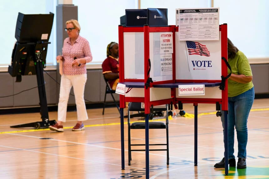 Los ciudadanos votan durante las elecciones primarias de Washington D. C. en la escuela primaria Shepard Park, el martes 16 de junio de 2026, en Washington. (Foto de AP/José Luis Magana).