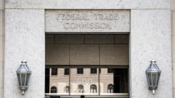 FTC demanda a un grupo de médicos por guías engañosas sobre cirugías transgénero en menores