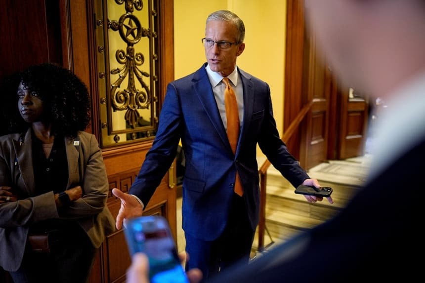 El líder de la mayoría del Senado, John Thune (R-S.D.), habla con los periodistas mientras entra en la Cámara del Senado del Capitolio de Estados Unidos, en Washington, el 15 de abril de 2026. (Andrew Harnik/Getty Images)