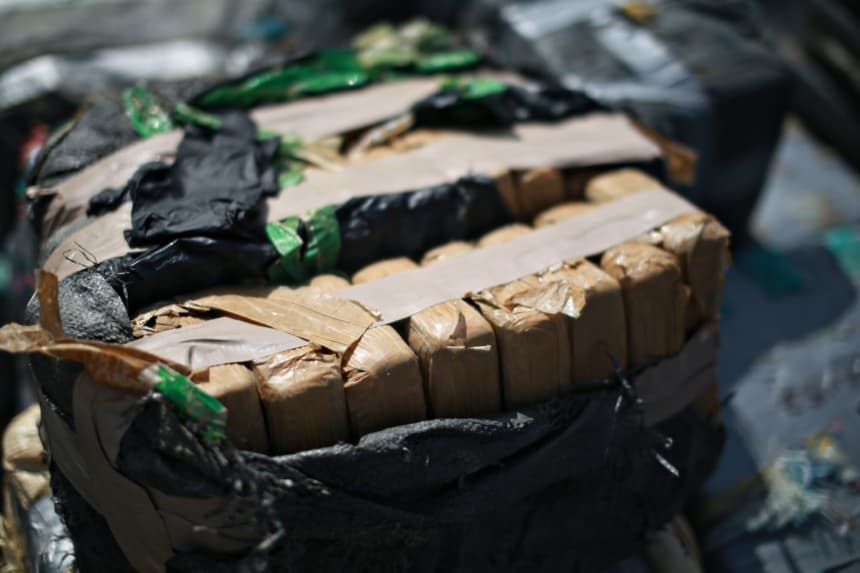 Pilas de cocaína confiscada, incautada durante 18 operativos de interdicción diferentes frente a las costas de Centro y Sudamérica, se preparan para ser descargadas del buque guardacostas Boutwell en la Base Naval de San Diego el 6 de octubre de 2014, en San Diego, California. (Sandy Huffaker/Getty Images)