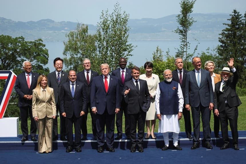 El presidente de EE. UU., Donald Trump; el presidente francés, Emmanuel Macron; el primer ministro canadiense, Mark Carney; la primera ministra italiana, Giorgia Meloni; la primera ministra japonesa, Sanae Takaichi; la presidenta de la Comisión Europea, Ursula von der Leyen; el presidente del Consejo Europeo, Antonio Costa; el canciller alemán, Friedrich Merz, el presidente egipcio, Abdel Fattah al-Sisi; el presidente de Corea del Sur, Lee Jae Myung; el primer ministro de la India, Narendra Modi; el presidente brasileño, Luiz Inácio Lula da Silva; el presidente de Kenia, William Ruto, y el primer ministro británico, Keir Starmer, posan para una foto de grupo durante la cumbre del G7 celebrada en Évian-les-Bains, Francia, el 16 de junio de 2026. (Isabel Infantes - Pool /Getty Images)