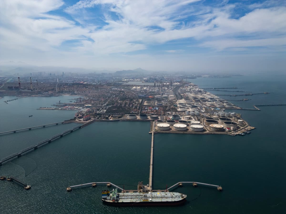 Un petrolero descarga crudo importado en la Terminal Petrolera del Puerto de Qingdao, en Qingdao, China, el 12 de abril de 2026. (Getty Images Staff/Getty Images)