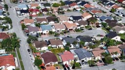 El FBI advierte: Casas desocupadas, el nuevo blanco de los estafadores inmobiliarios