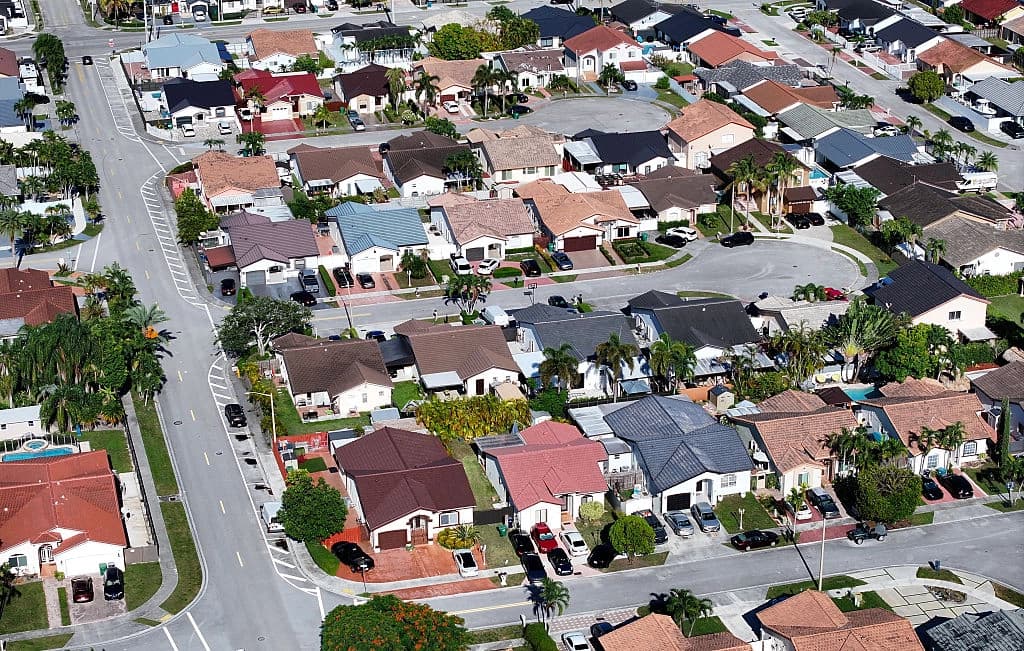 Vista aérea de viviendas unifamiliares en Miami, Florida, el 1 de agosto de 2025. (Joe Raedle/Getty Images).