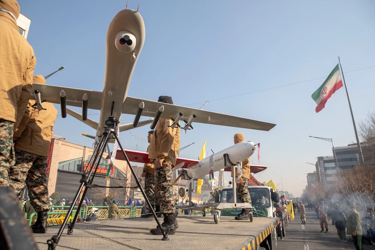 Miembros de la milicia Basij iraní exhiben sus drones durante maniobras militares en Teherán, Irán, el 10 de enero de 2025. (Majid Saeedi/Getty Images).