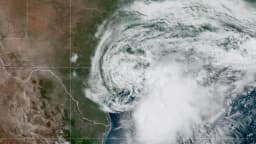 Llega Arthur, posible primer ciclón del Atlántico frente a Texas