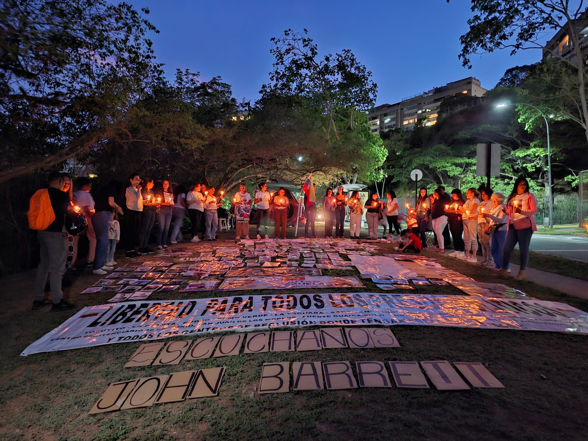 Vigilia de familiares de presos políticos ante la Embajada de Estados Unidos en Caracas, Venezuela, el 10 de junio de 2026. (Crédito: Yasmila Márquez)