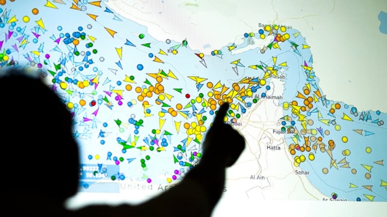 Evacúan 600 barcos y 20,000 marineros antes de reabrir el estrecho de Ormuz