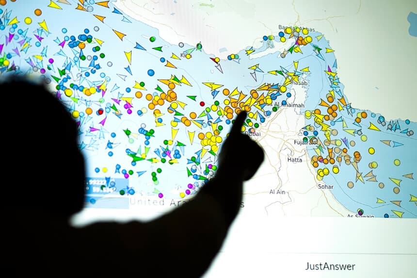 Una fotografía tomada en Nicosia el 4 de mayo de 2026 muestra a una persona frente a una gran pantalla que muestra los movimientos de los buques en el estrecho de Ormuz en un sitio web de seguimiento de barcos. (AFP/Getty Images).